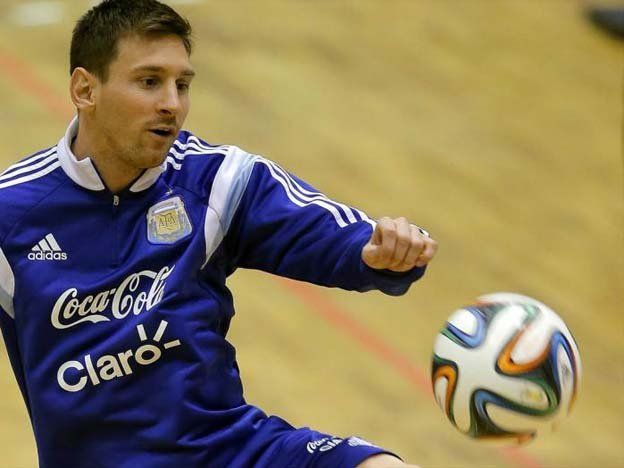 Entre el furor por Messi, Argentina se entrenó en Rumania