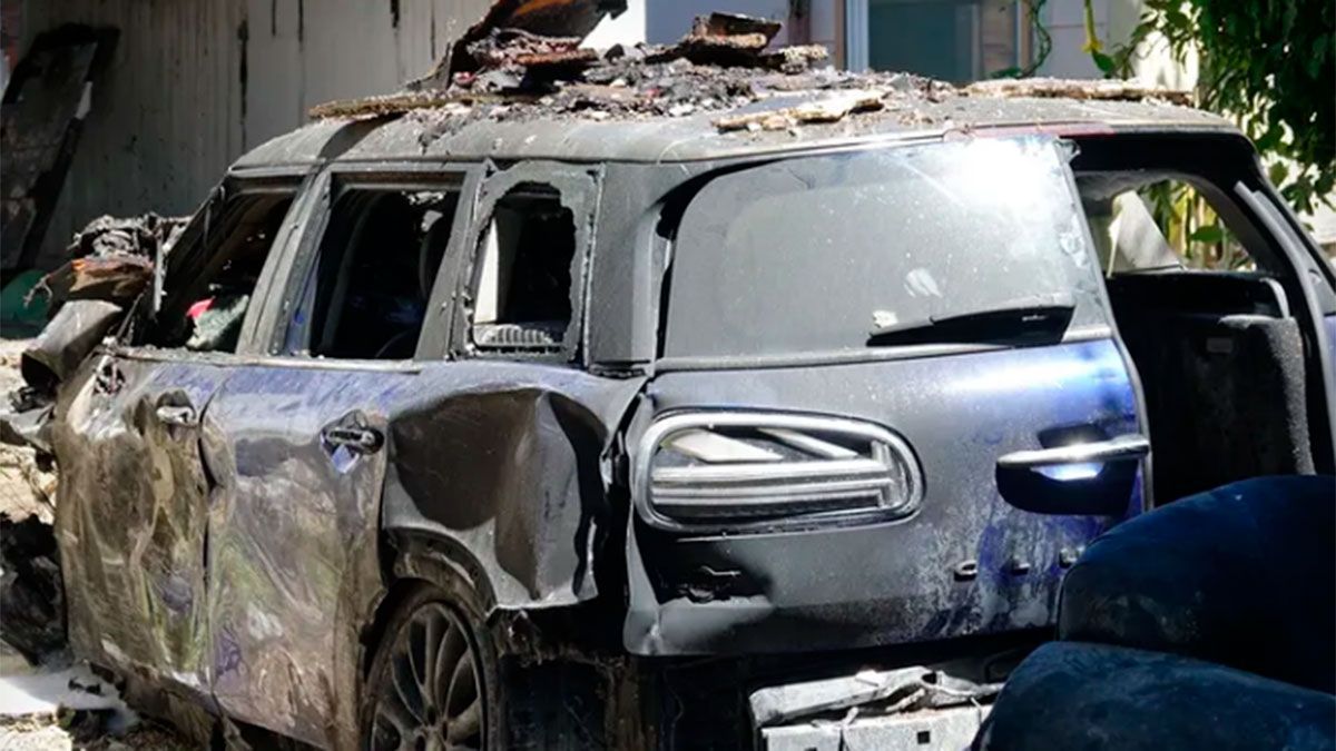 El auto que conducía Anne Heche impactó de lleno contra una casa y se incendió.