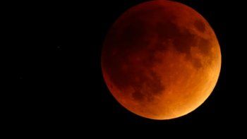 El eclipse y la superluna roja, en imágenes