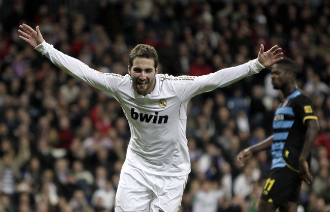Con dos de Higuaín, el Real Madrid goleó al Español y sigue bien arriba