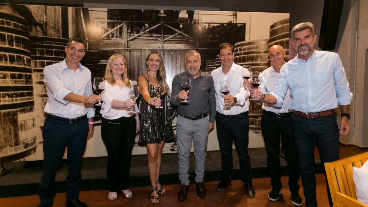 El Gerente Nacional de Operaciones de Vea Daniel Degiorgis, la vicegobernadora Hebe Casado, la Gerente de Marketing de Vea Hebe Bayona, el gobernador Alfredo Cornejo, el Gerente General de Supermercados Argentina Alejandro Arruiz, el Gerente de Operaciones Cuyo-Cencosud José Rodríguez y el intendente de la Ciudad Ulpiano Suárez. Foto: gentileza Vea. El Gerente Nacional de Operaciones de Vea Daniel Degiorgis, la vicegobernadora Hebe Casado, la Gerente de Marketing de Vea Hebe Bayona, el gobernador Alfredo Cornejo, el Gerente General de Supermercados Argentina Alejandro Arruiz, el Gerente de Operaciones Cuyo-Cencosud José Rodríguez y el intendente de la Ciudad Ulpiano Suárez. Foto: gentileza Vea.