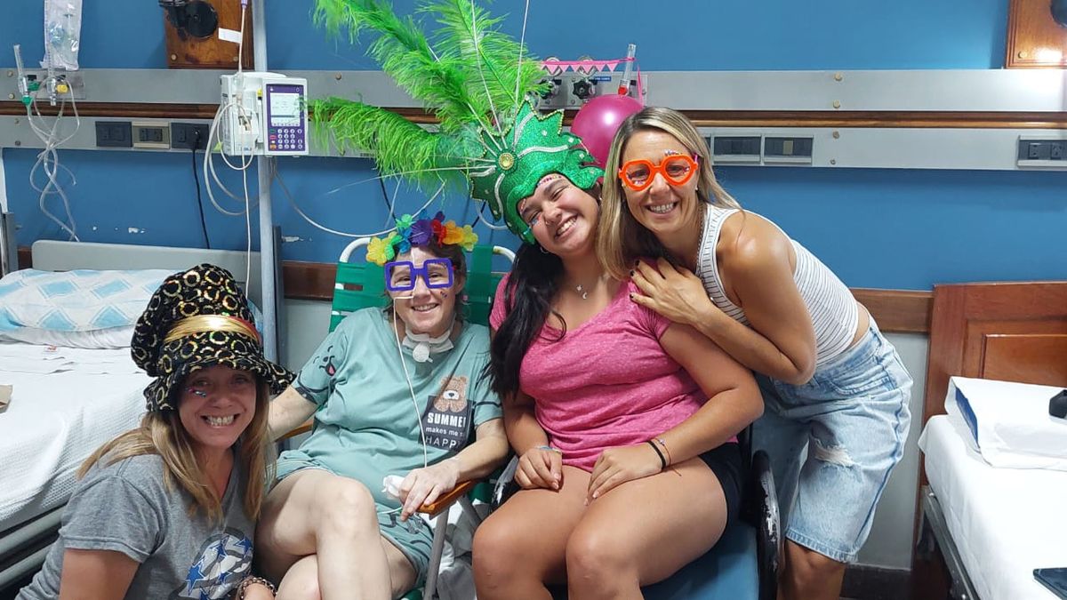 Julia, la quinceañera, celebra con sus tías. Fernanda está internada, pero eso no fue obstáculo para festejar. Julia, la quinceañera, celebra con sus tías. Fernanda está internada, pero eso no fue obstáculo para festejar.