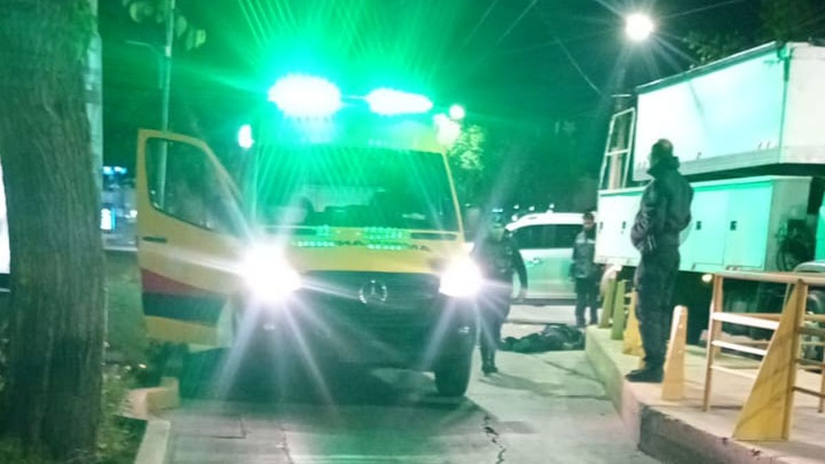 Tras el accidente el hombre quedó tendido en el asfalto y los médicos de las ambulancias constataron su muerte. Tras el accidente el hombre quedó tendido en el asfalto y los médicos de las ambulancias constataron su muerte.