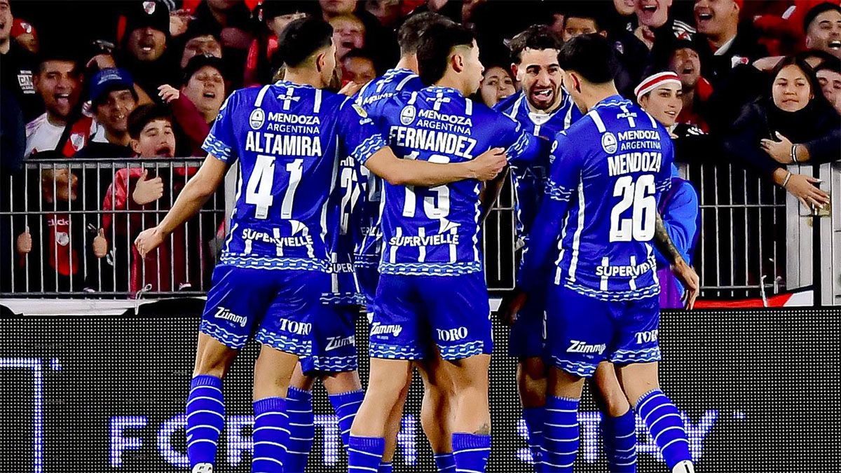 Agustín Auzmendi festeja uno de los goles del Tomba ante River.