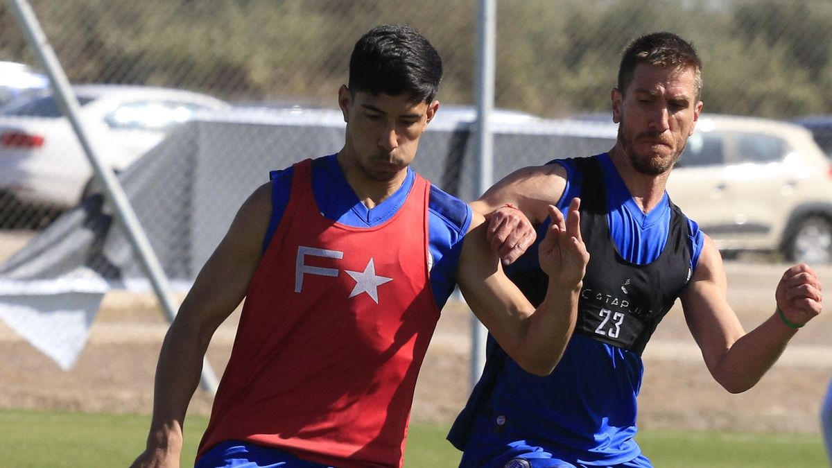 Federico Rasmussen marca al uruguayo Salomón Rodríguez. Federico Rasmussen marca al uruguayo Salomón Rodríguez.