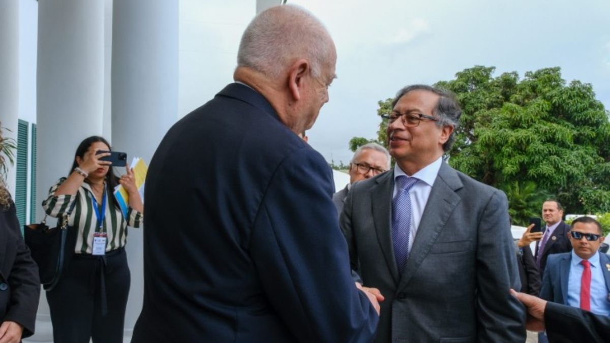 El presidente de Colombia Gustavo Petro (derecha) saluda al juez de la Corte Interamericana Ricardo Pérez Manrique en Costa Rica. Colombia y Chile iniciaron el proceso de búsqueda de una opinión consultiva de la Corte sobre cambio climático y derechos humanos con una solicitud enviada en enero de 2023 (Imagen: Andrea Puentes / Presidencia de Colombia, PDM) El presidente de Colombia Gustavo Petro (derecha) saluda al juez de la Corte Interamericana Ricardo Pérez Manrique en Costa Rica. Colombia y Chile iniciaron el proceso de búsqueda de una opinión consultiva de la Corte sobre cambio climático y derechos humanos con una solicitud enviada en enero de 2023 (Imagen: Andrea Puentes / Presidencia de Colombia, PDM)