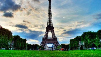 Francia: buscan a tres personas que querían escalar la torre Eiffel
