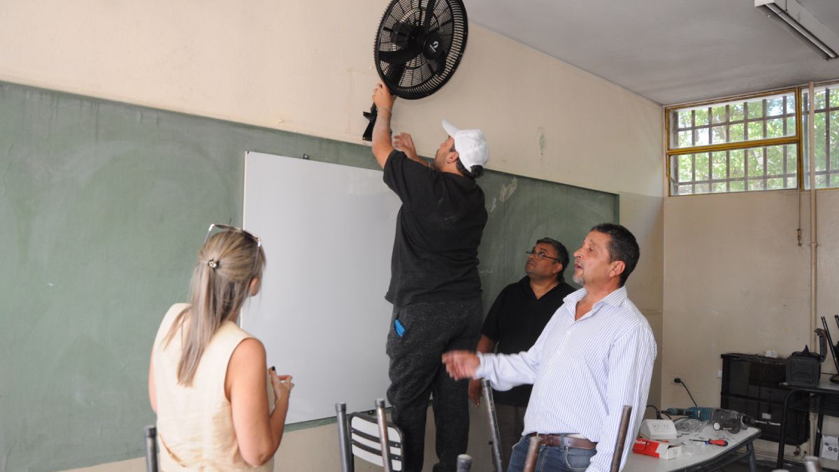 La colocación de uno de los ventiladores en la escuela Ricardo Videla. La colocación de uno de los ventiladores en la escuela Ricardo Videla.