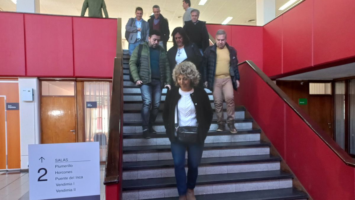 La dirigencia de AMPROS, con Claudia Iturbe a la cabeza, al final de la reunión paritaria.