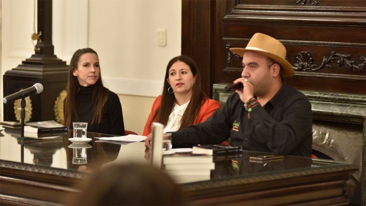 Las legisladoras Mercedes Rus y Cecilia Juri junto al autor del libro Gaspar Contreras. (Gentileza Senado de Mendoza).