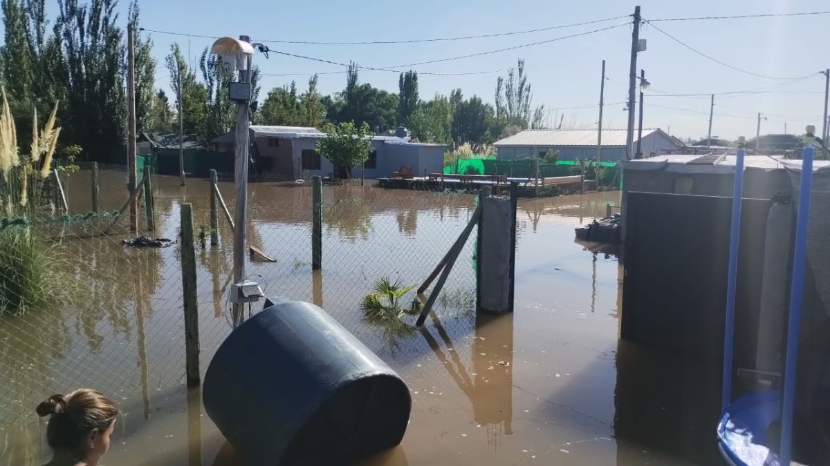 El agua tomó por completo el barrio Rincón de los Álamos, en el distrito maipucino de San Roque.