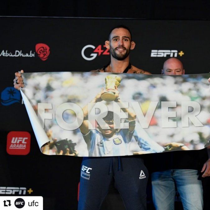 Sebastián Ponzinibbio con el póster de Maradona.