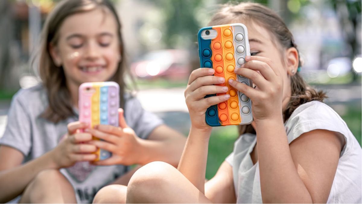 Reconocer los daños que genera en los niños y adolescentes el uso de celulares y redes sociales es uno de los principales puntos del Pacto Parental de Espera Digital. Reconocer los daños que genera en los niños y adolescentes el uso de celulares y redes sociales es uno de los principales puntos del Pacto Parental de Espera Digital.