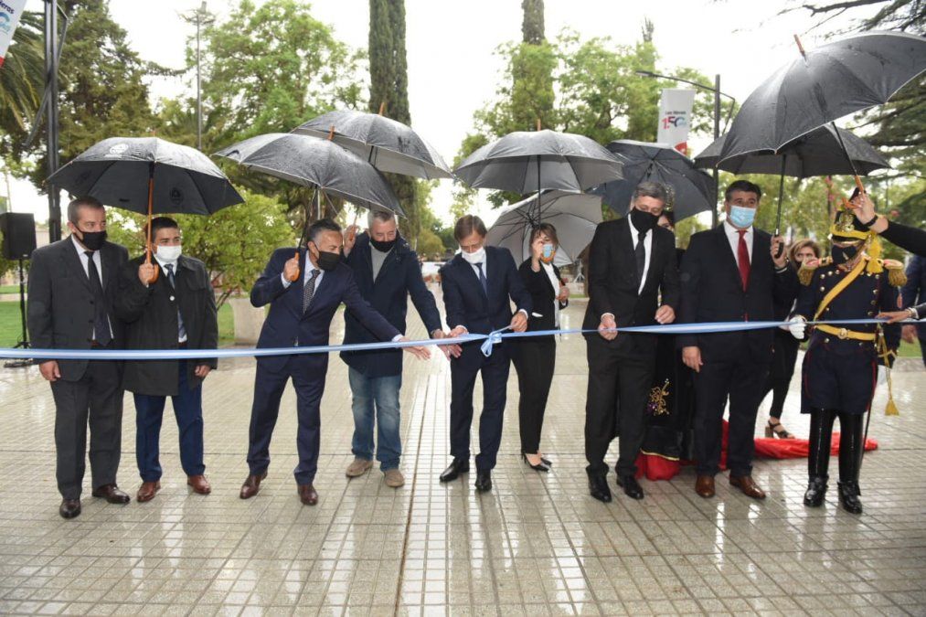 El intendente de Las Heras, Daniel Orozco y el gobernador Rodolfo Suarez encabezaron el corte de cinta de la inauguración de la Plaza Marcos Burgos.&nbsp;