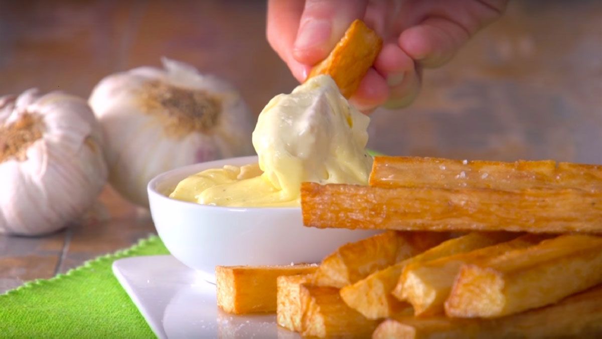 Esta receta de mayonesa de ajo es especial para acompañar todo tipo de preparaciones. Esta receta de mayonesa de ajo es especial para acompañar todo tipo de preparaciones.