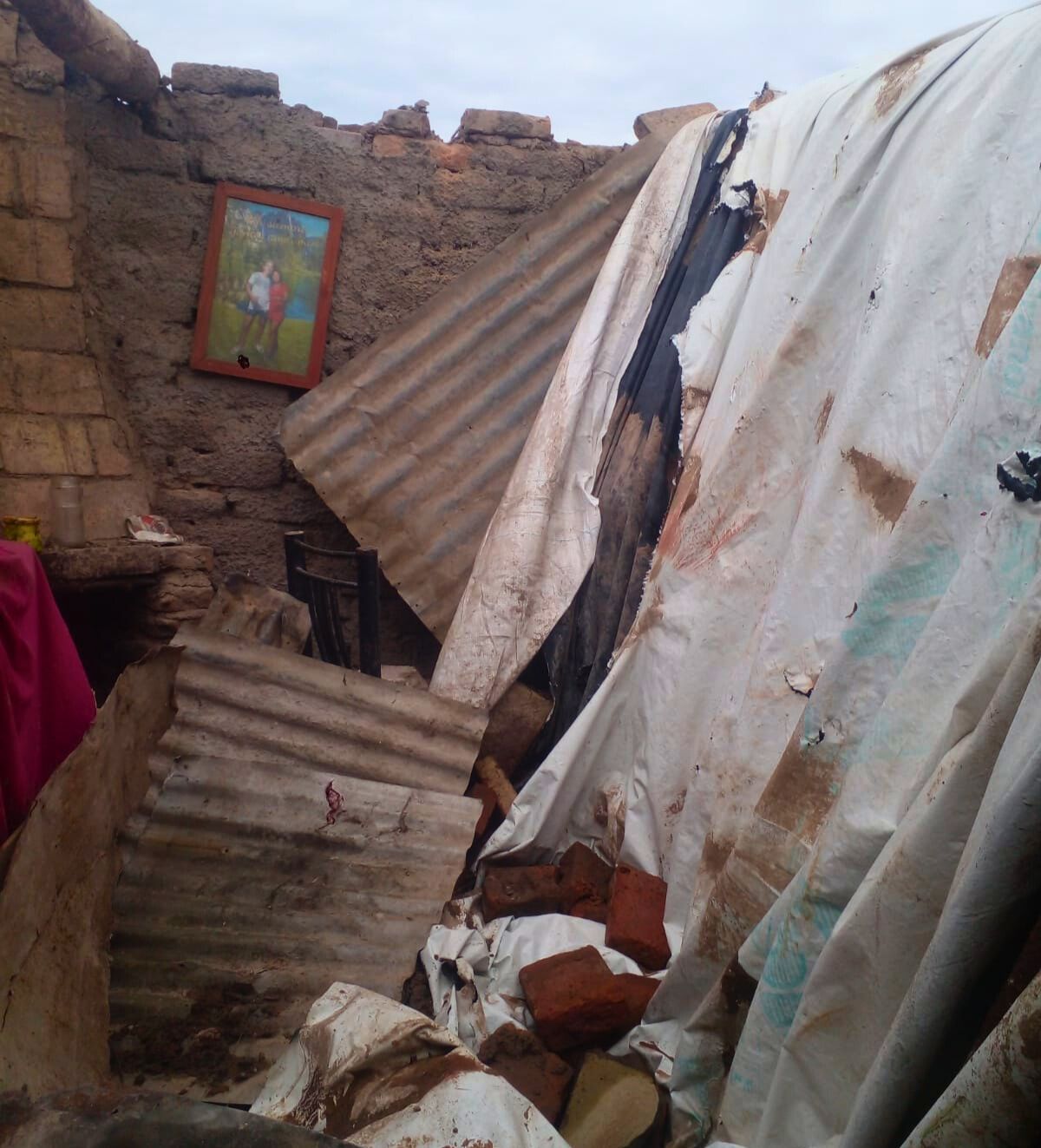 Solo un cuadro torcido. El techo derrumbado en la casa de Camila, hija de Silvana Vilches, quien pide ayuda.