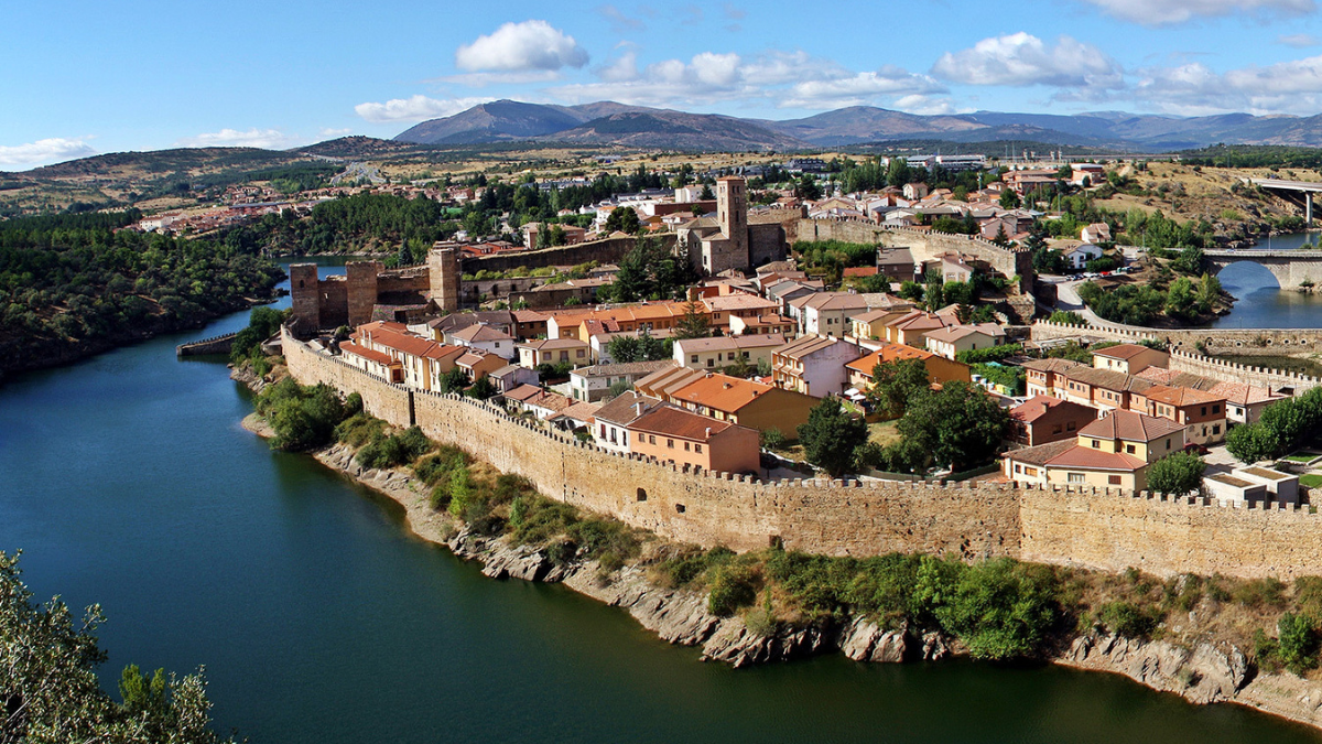 Buitrago del Lozoya es uno de los pueblos más encantadores de todo España. Buitrago del Lozoya es uno de los pueblos más encantadores de todo España.