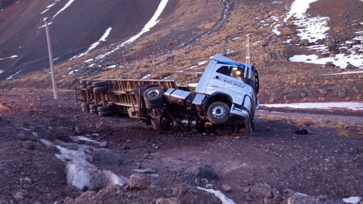 A pesar del accidente, el camión quedó al costado de la Ruta 7 y no complicó el tránsito en la alta montaña. A pesar del accidente, el camión quedó al costado de la Ruta 7 y no complicó el tránsito en la alta montaña.
