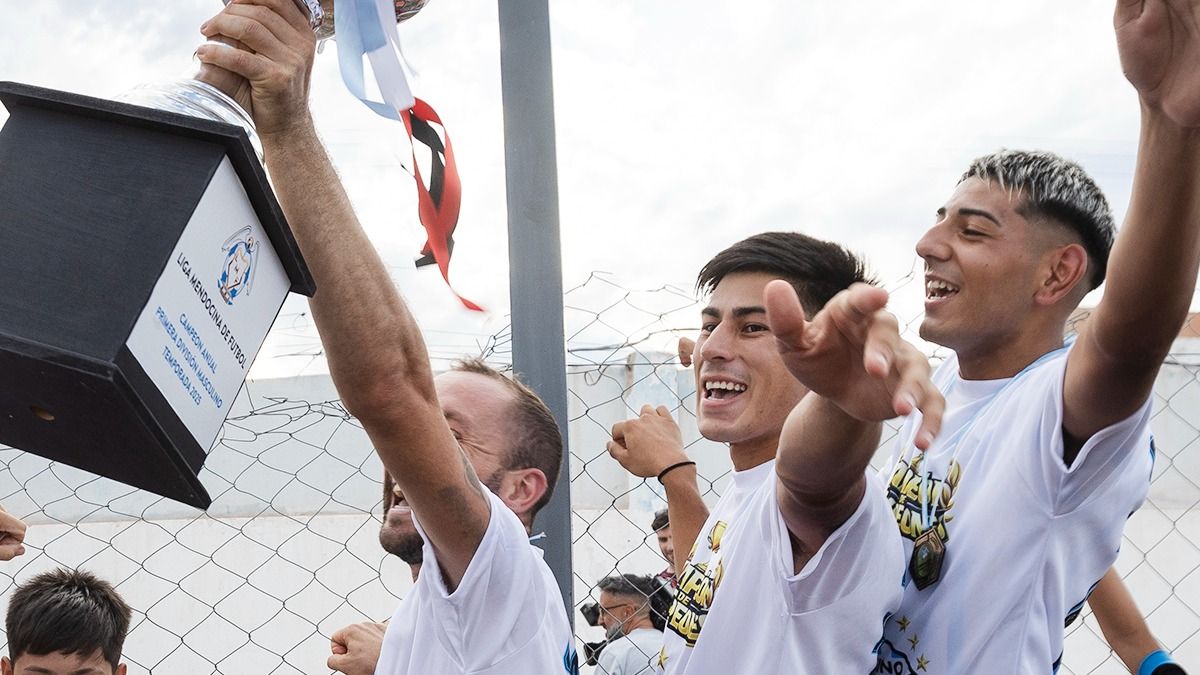 Ángel Castañares festeja con sus compañeros el título del Atlético Argentino.