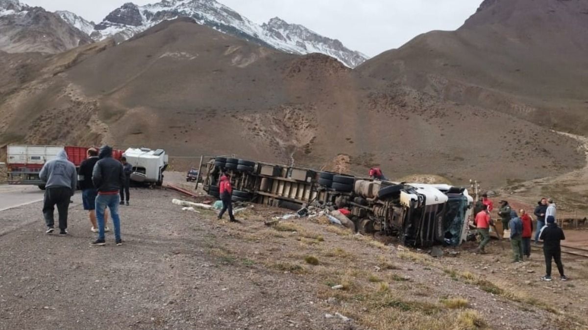 Así quedó la ruta en la mañana de este sábado después del choque frontal y posterior vuelco.