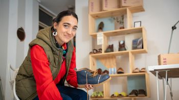 Mendocina descubrió el oficio de zapatera por casualidad, creó su marca y hoy representa al país en Brasil Mendocina descubrió el oficio de zapatera por casualidad, creó su marca y hoy representa al país en Brasil