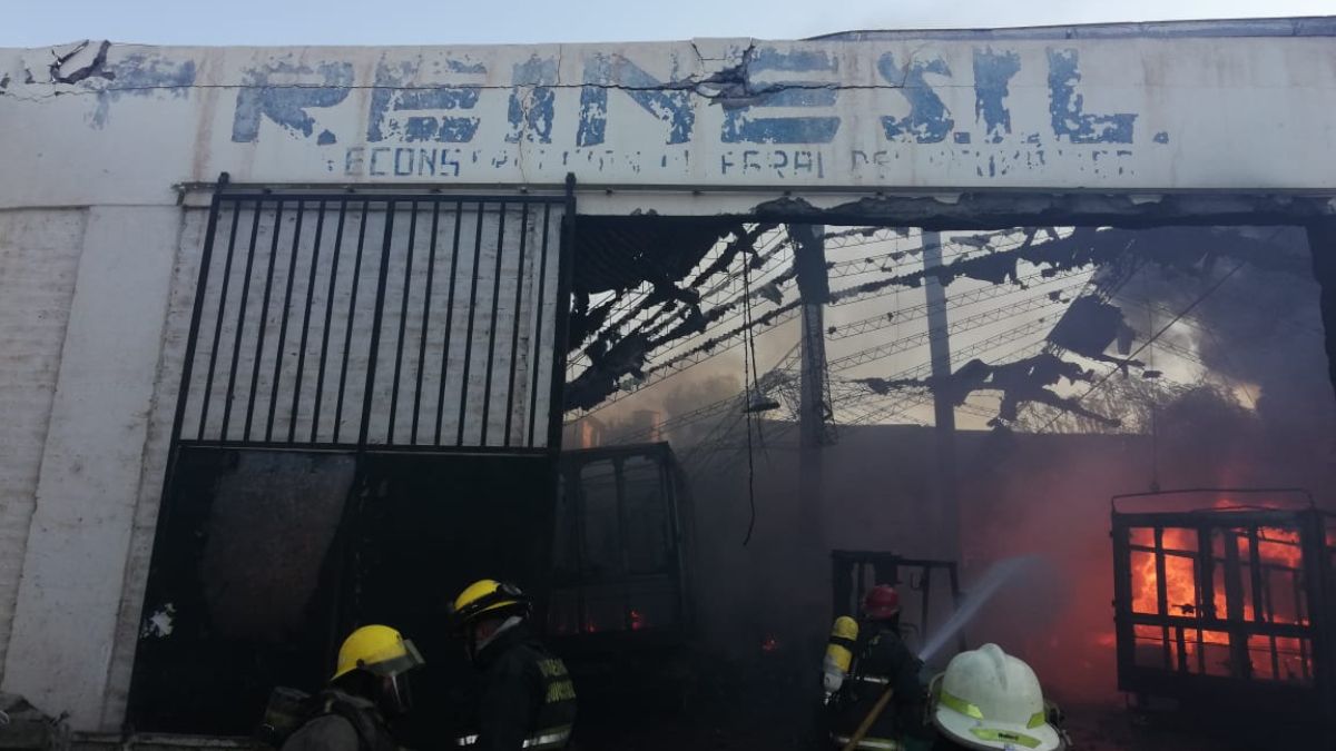 El techo, algunas paredes, acoplados y algunos vehículos han sido afectados por el incendio del galpón de una empresa de transportes en San José.
