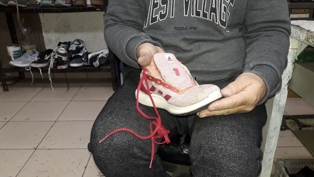 Algo impensado otrora era ver zapatillas en un taller de zapatería. Hoy le va ganando lugar al zapato de cuero común. Algo impensado otrora era ver zapatillas en un taller de zapatería. Hoy le va ganando lugar al zapato de cuero común.