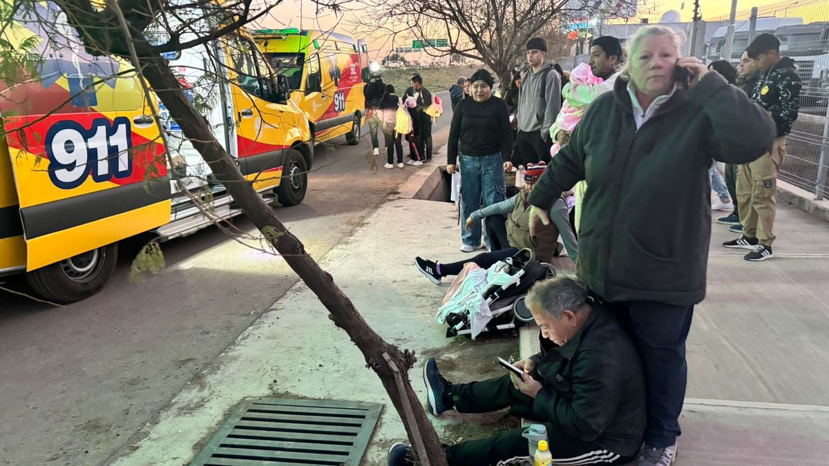 Los pasajeros quedaron muy asustados tras el accidente que sufrieron en el micro en el que viajaban por el Acceso Sur, en Godoy Cruz. Los pasajeros quedaron muy asustados tras el accidente que sufrieron en el micro en el que viajaban por el Acceso Sur, en Godoy Cruz.