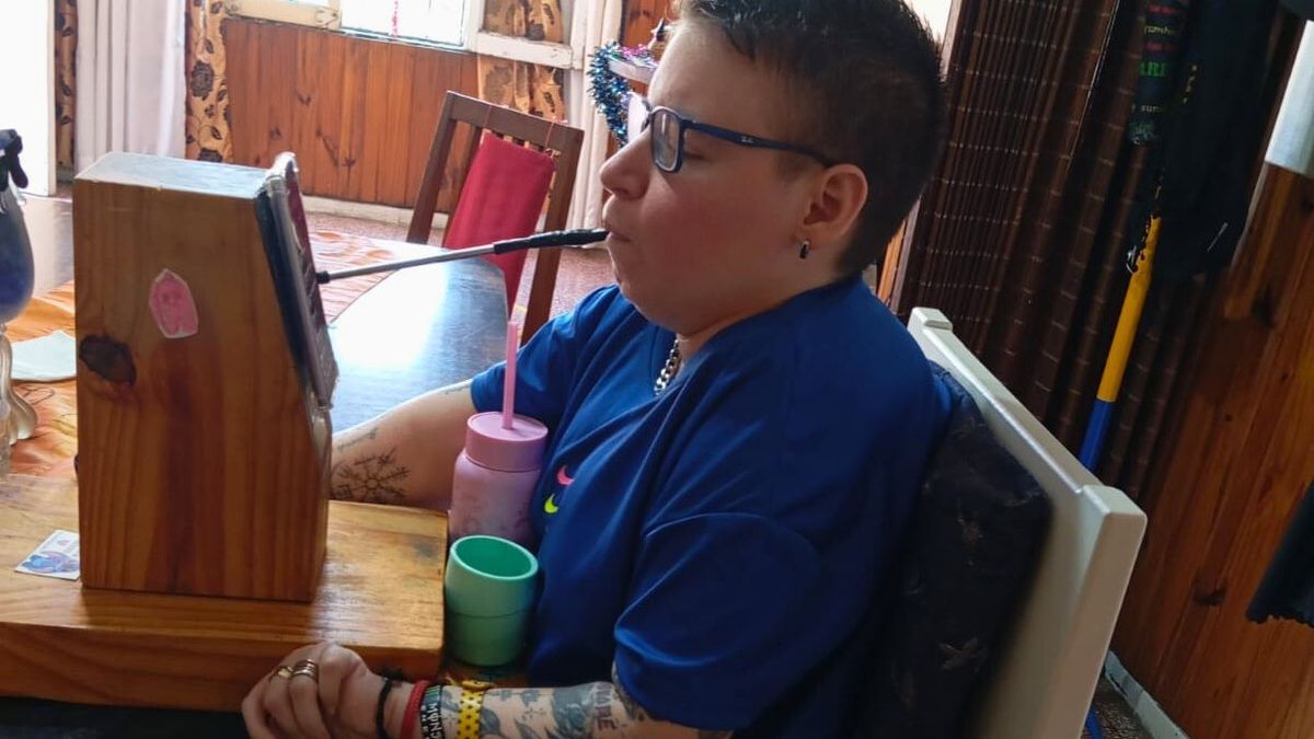 El lápiz que utiliza para escribir en el teléfono, con una rapidez sorprendente. El lápiz que utiliza para escribir en el teléfono, con una rapidez sorprendente.