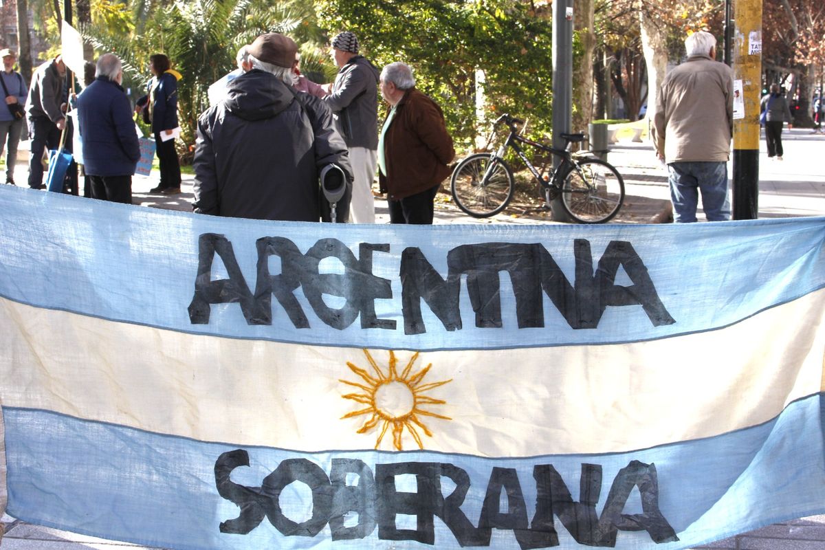 No podían faltar las alusiones a las Malvinas en las banderas de los jubilados. No podían faltar las alusiones a las Malvinas en las banderas de los jubilados.