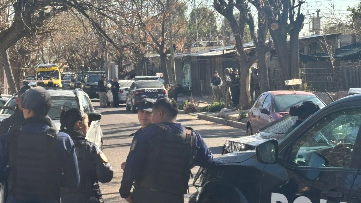 Se desplegó un operativo luego de que se atrincheró la hermana de Micaela Reina.