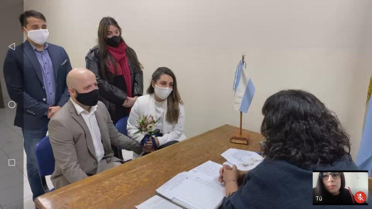 Dos lujaninos protagonizaron la primera  boda virtual de Mendoza