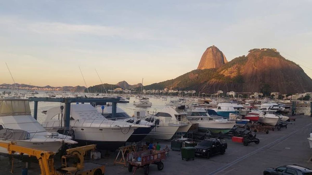 Una parada con la vista al Pan de Azúcar en la boca de la bahía de Guanabara en Río de Janeiro.