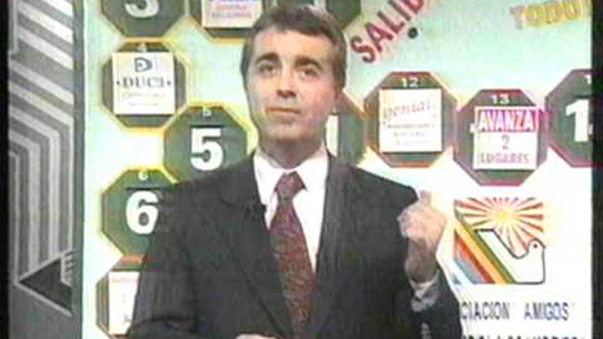 Oscar López Pájaro, conduciendo