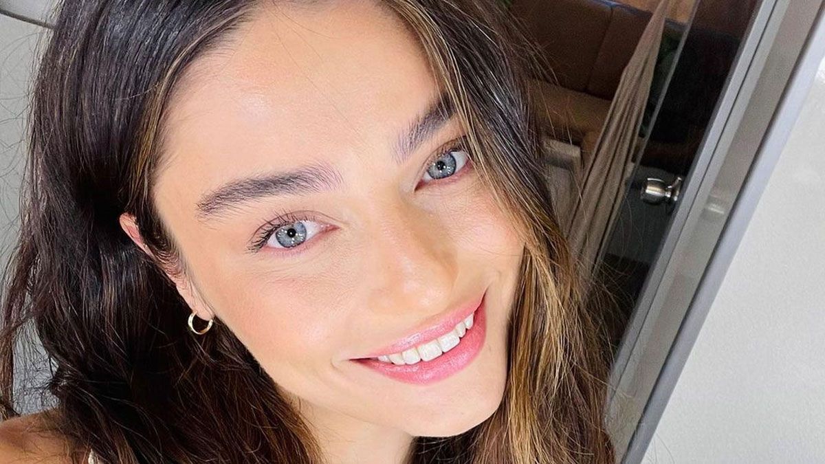 La actriz Ayça Aysin Turan maravilla con su encanto y belleza en la película de Netflix.