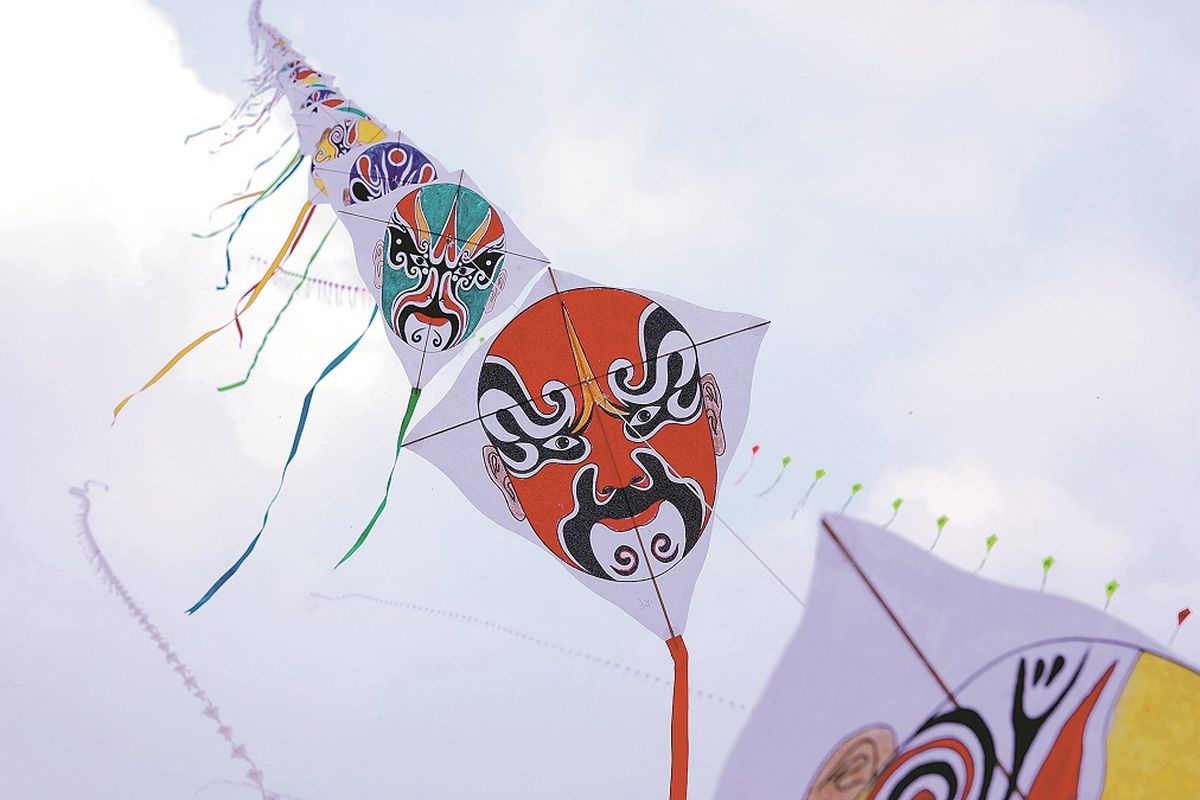 Los elementos culturales chinos como las máscaras de la Ópera de Pekín son patrones populares en las cometas. PARA USO DE CHINA DAILY Los elementos culturales chinos como las máscaras de la Ópera de Pekín son patrones populares en las cometas. PARA USO DE CHINA DAILY