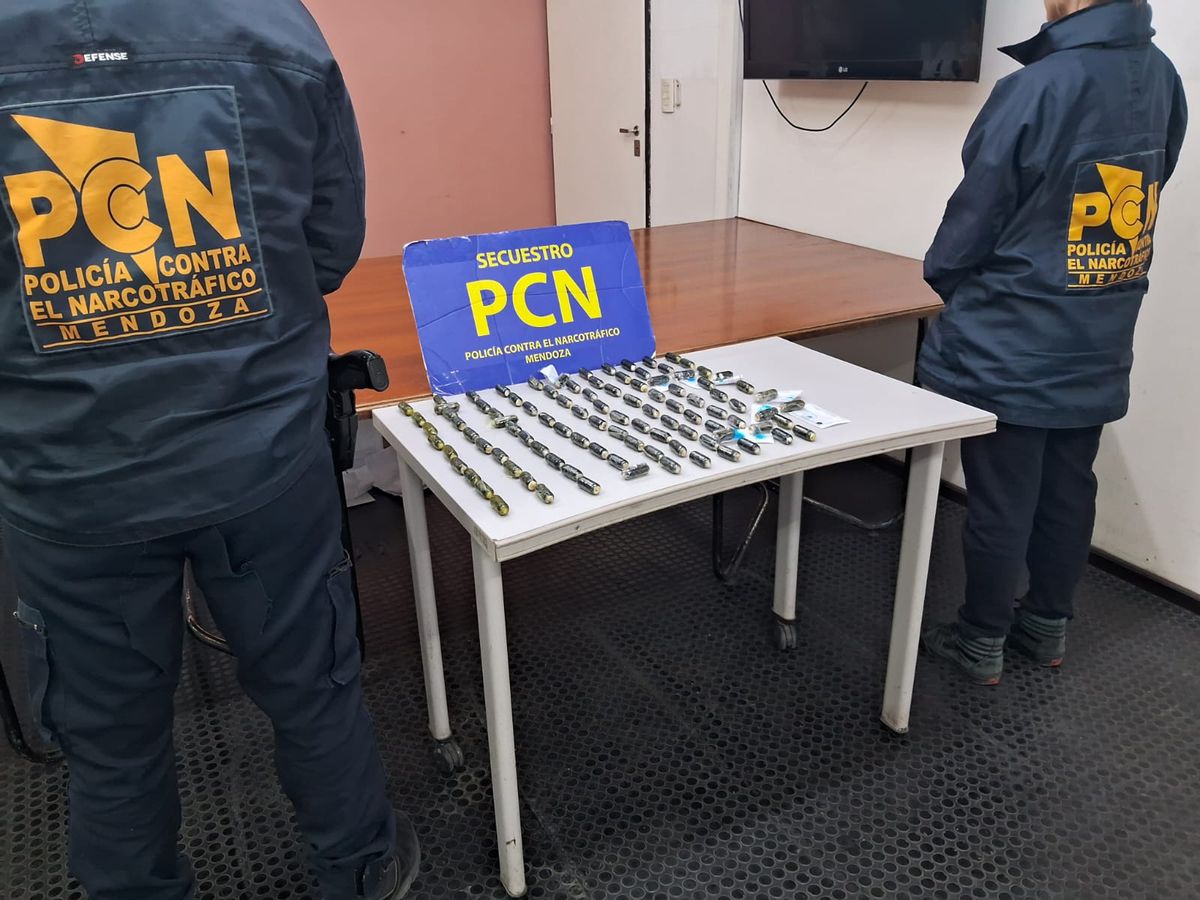 Llevaban 99 cápsulas de cocaína en el cuerpo. Llevaban 99 cápsulas de cocaína en el cuerpo.