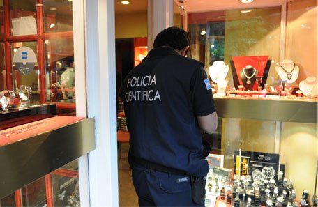 Se llevaron cerca de 80.000 pesos de la joyería Agnello Orfebre, en pleno centro mendocino