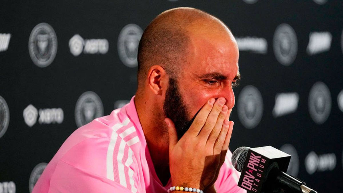 Gonzalo Higuaín se pudo a llorar cuando anunció su retiro del fútbol.