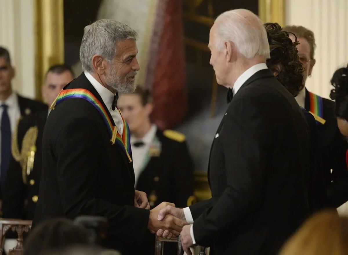 El expresidente Joe Biden saludando a George Clooney en una recepción para los homenajeados del Kennedy Center en la Sala Este de la Casa Blanca en Washington, en 2024. Crédito: EFE/EPA/BONNIE CASH / POOL. El expresidente Joe Biden saludando a George Clooney en una recepción para los homenajeados del Kennedy Center en la Sala Este de la Casa Blanca en Washington, en 2024. Crédito: EFE/EPA/BONNIE CASH / POOL.