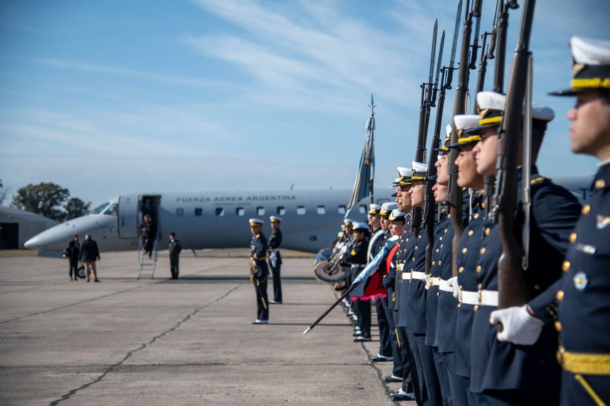 El ministro Luis Petri es recibido por miembros del Ejército Argentino en El Palomar. El ministro Luis Petri es recibido por miembros del Ejército Argentino en El Palomar.