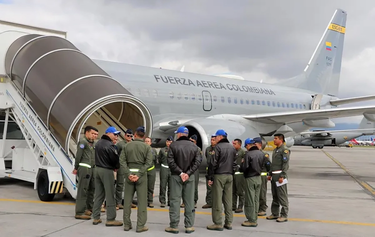 Pilotos reunidos antes del despegue de uno de los aviones de Colombia, Boeing 737-700 rumbo a San Diego en Estados Unidos. Crédito: EFE/ Fuerza Aeroespacial Colombiana.