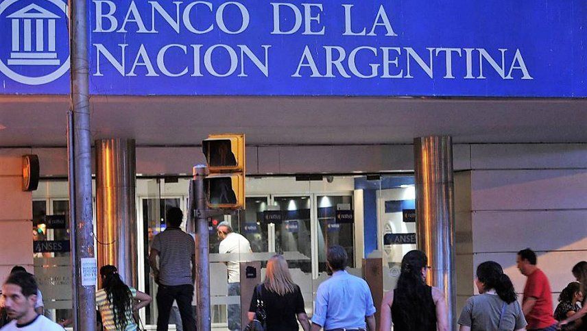 Un amplio operativo se vio en las sucursales del Banco Nación de Capital por una amenaza de Bomba.