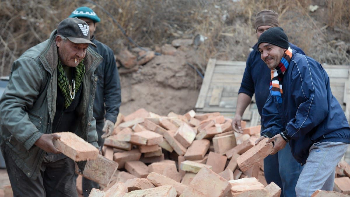 Una luz de esperanza. La ayuda solidaria de los Bomberos Voluntarios de Godoy Cruz, que donaron ladrillones y mercadería, ya se trabaja para levantar el comedor y merendero Niños Felices.