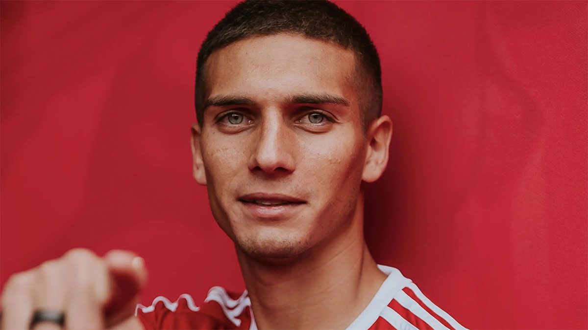 Nicolás Domínguez juega en el Nottingham Forest. Nicolás Domínguez juega en el Nottingham Forest.
