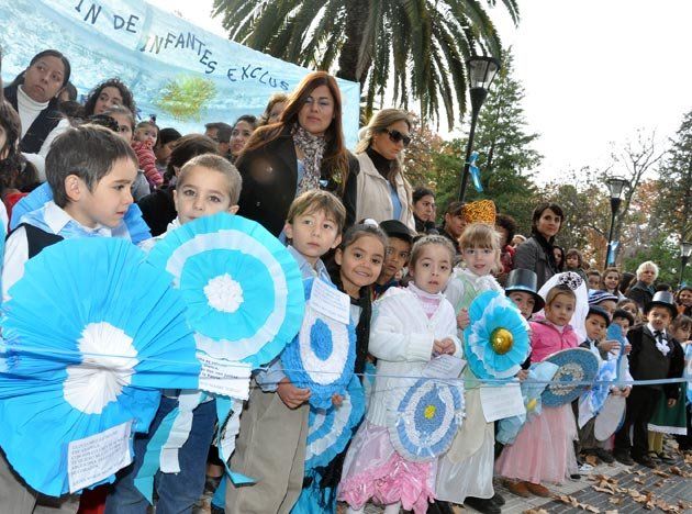 Realizaron acto por el día de la escarapela