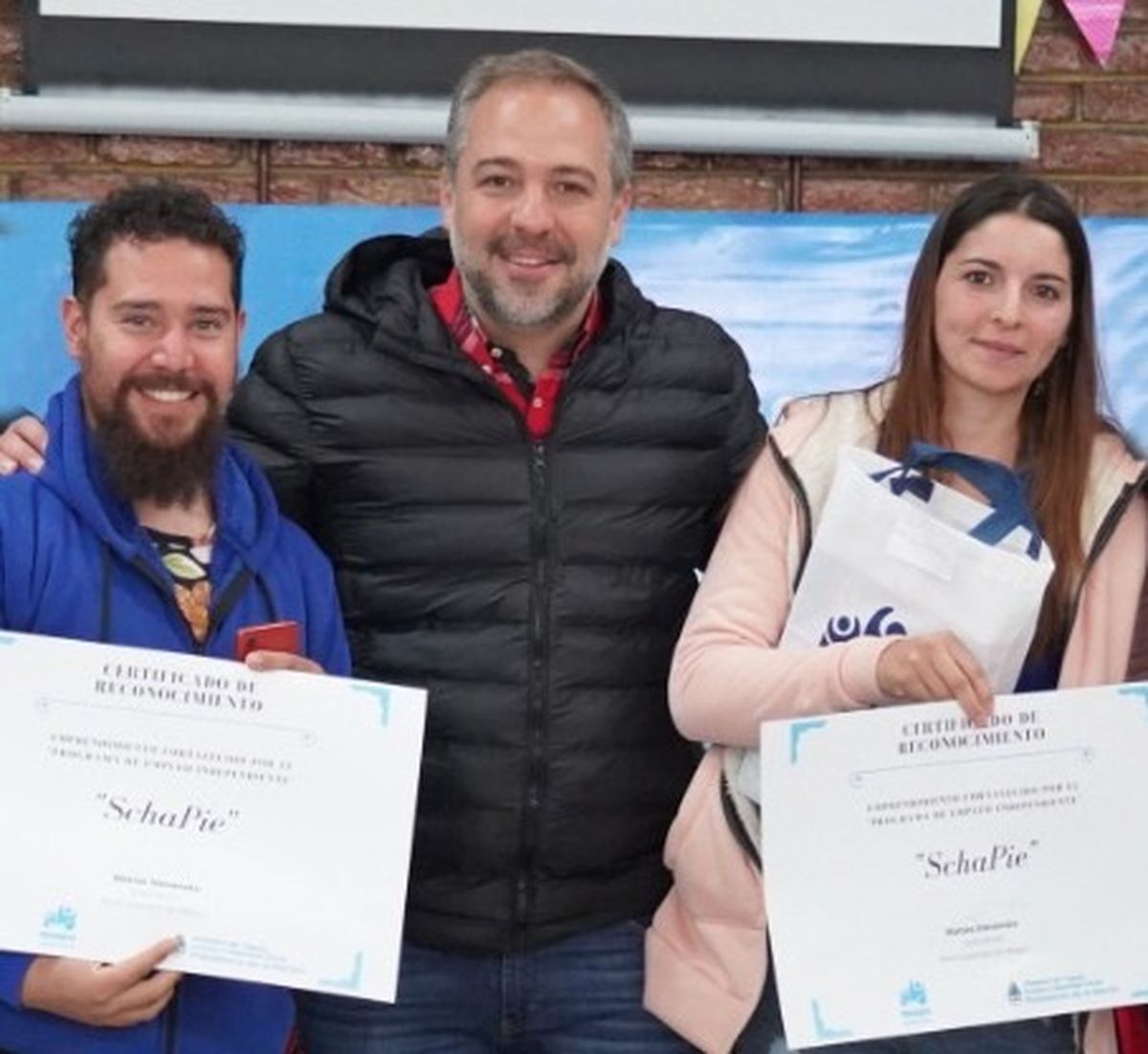El intendente Matías Stevanato junto a participantes de una capacitación de la Municipalidad de Maipú.