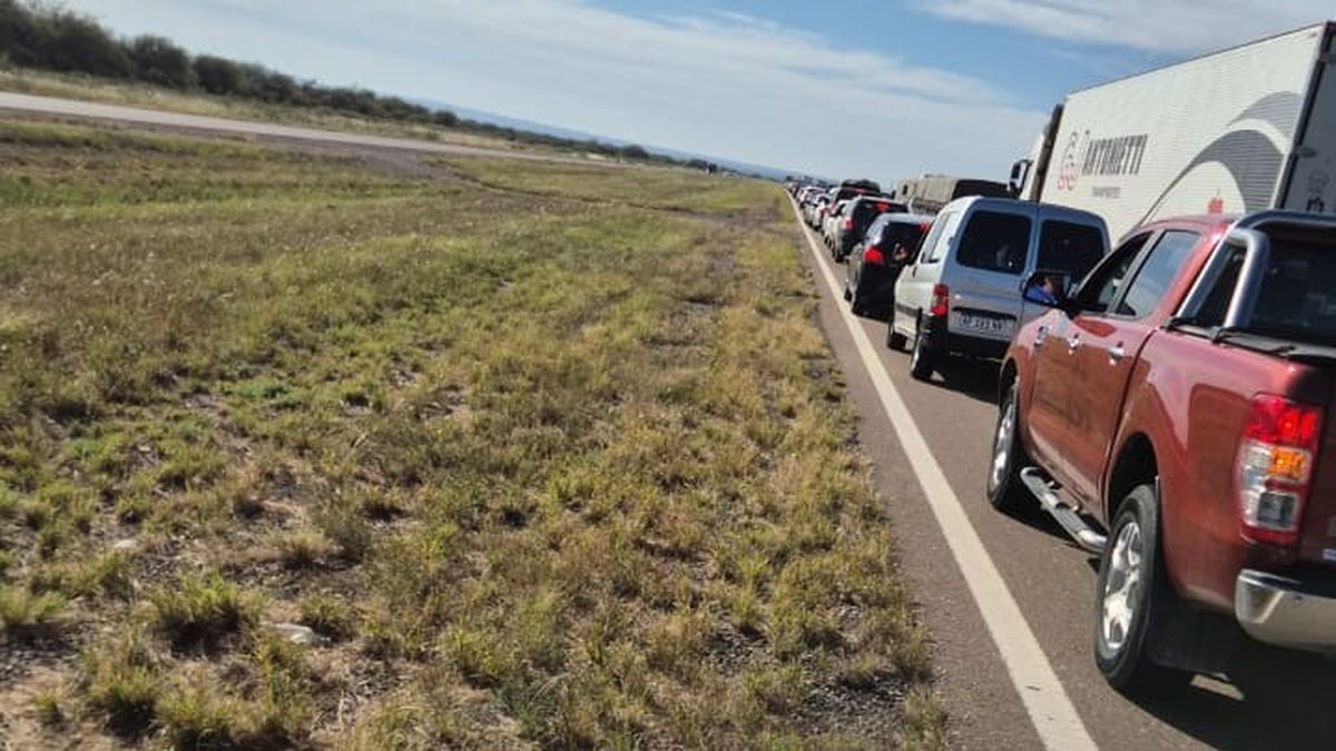 Varios kilómetros de vehículos esperan en Desaguadero para ingresar a San Luis, donde los controles son muy rigurosos. Varios kilómetros de vehículos esperan en Desaguadero para ingresar a San Luis, donde los controles son muy rigurosos.