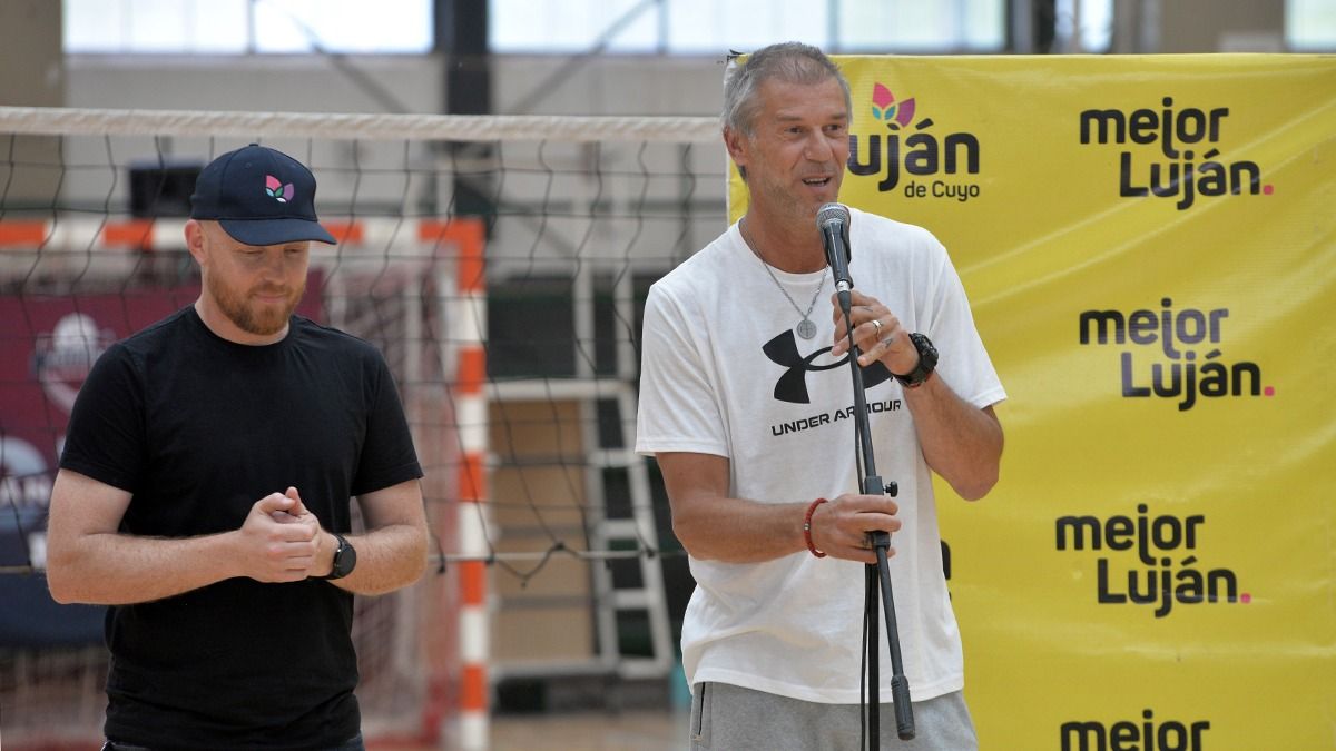El intendente de Luj&aacute;n de Cuyo Esteban Allasino y el gran referente del v&oacute;ley argentino Marcos Milinkovic, antes de iniciar la cl&iacute;nica para los ni&ntilde;os de las escuelas de este deporte de la comuna.