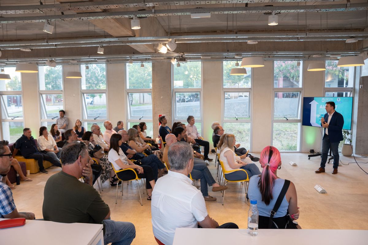 Tadeo García Zalaza, minsitro de Educación, Cultura, Infancias y DGE participó de la presentación de la nueva formación académica. Tadeo García Zalaza, minsitro de Educación, Cultura, Infancias y DGE participó de la presentación de la nueva formación académica.